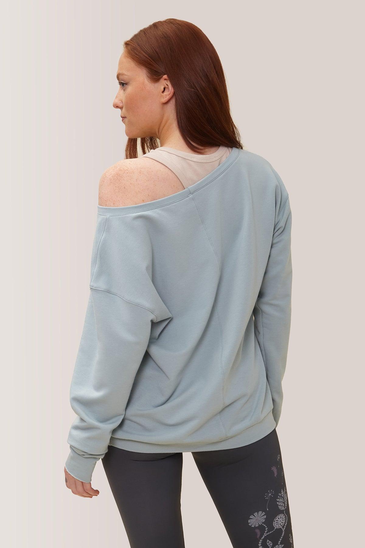 Femme qui porte le chandail Flashdance de Rose Boreal./ Women wearing the Flashdance pullover from Rose Boreal. - Lychen